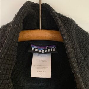 Patagonia R2 Regulator Fleece Jacket in black
Women’s Size Large 
👏🏻👍🏻
